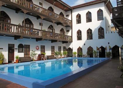 Tembo Hotels store pool med plads til hele familien