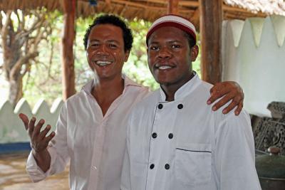 Ejeren Ali og en af de dygtige kokke byder velkommen