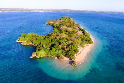 Chapwani Private Island set oppefra. Øen er kun 800 x 80 meter