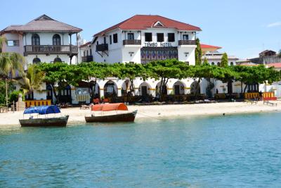 Det hyggelige Tembo Hotel ligger lige ned til byens lille strand