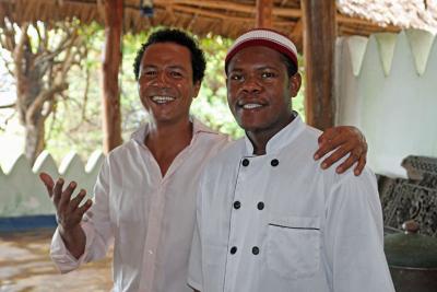 Ejeren Ali og en af de dygtige kokke byder velkommen