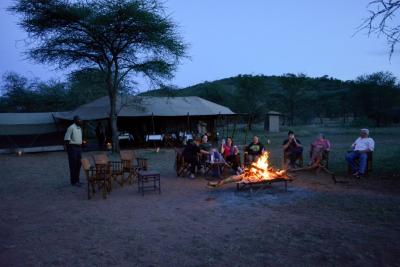 Lejrbål ved Mbugani Tented Camp