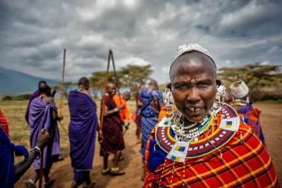 På vej til Serengeti kan man møde de ikoniske masaier