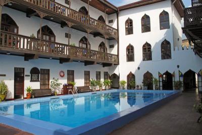 Tembo Hotels store pool med plads til hele familien