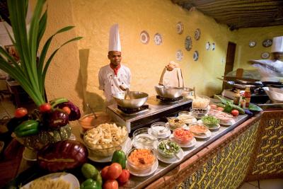 Til hvert måltid serveres der en stor buffet i Karafuus hovedrestaurant